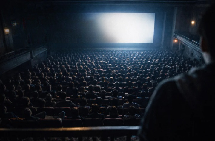 舊戲院樓上俯視滿座觀眾的詭異畫面